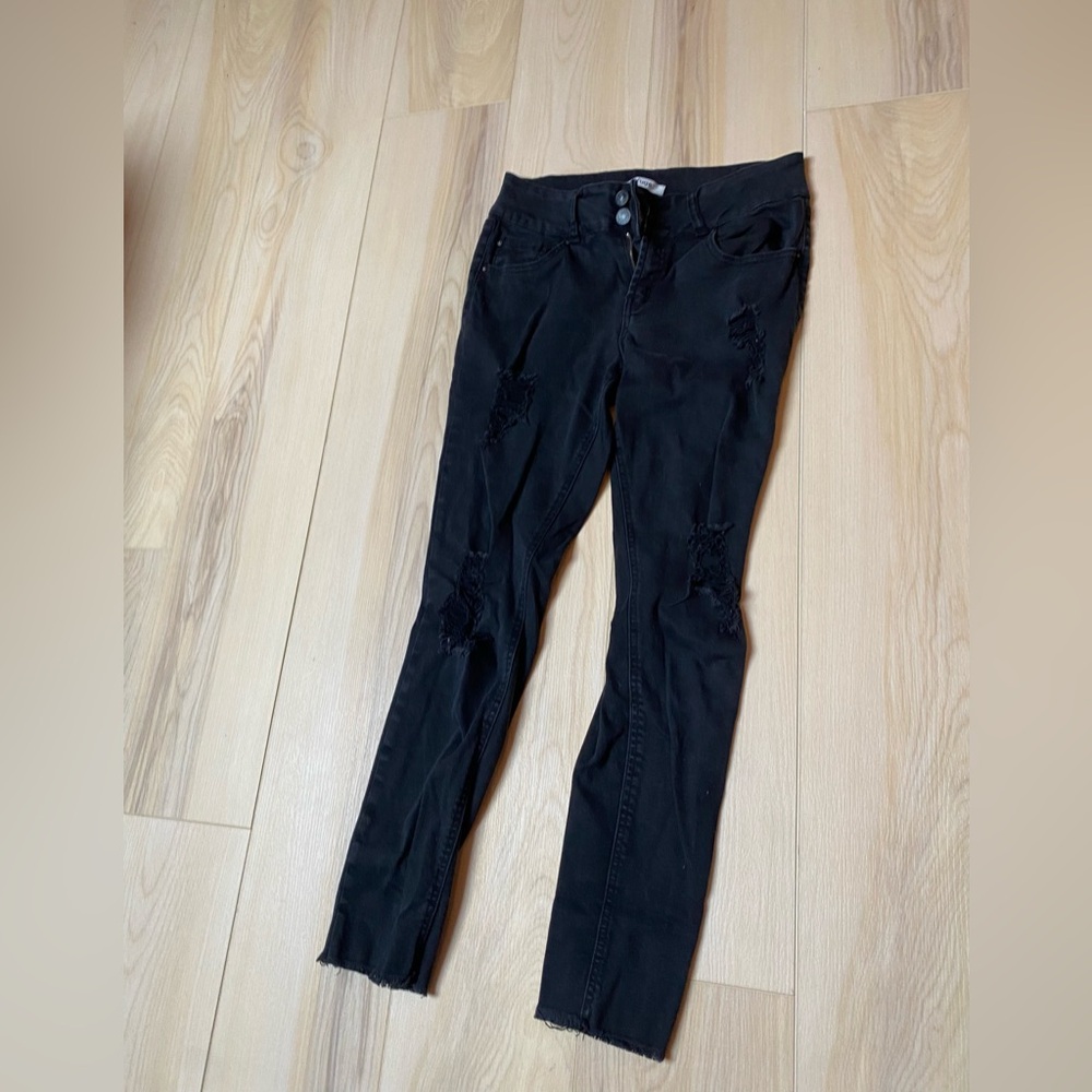 Juniors Refuge black stretchy ripped jeans gently worn size 8